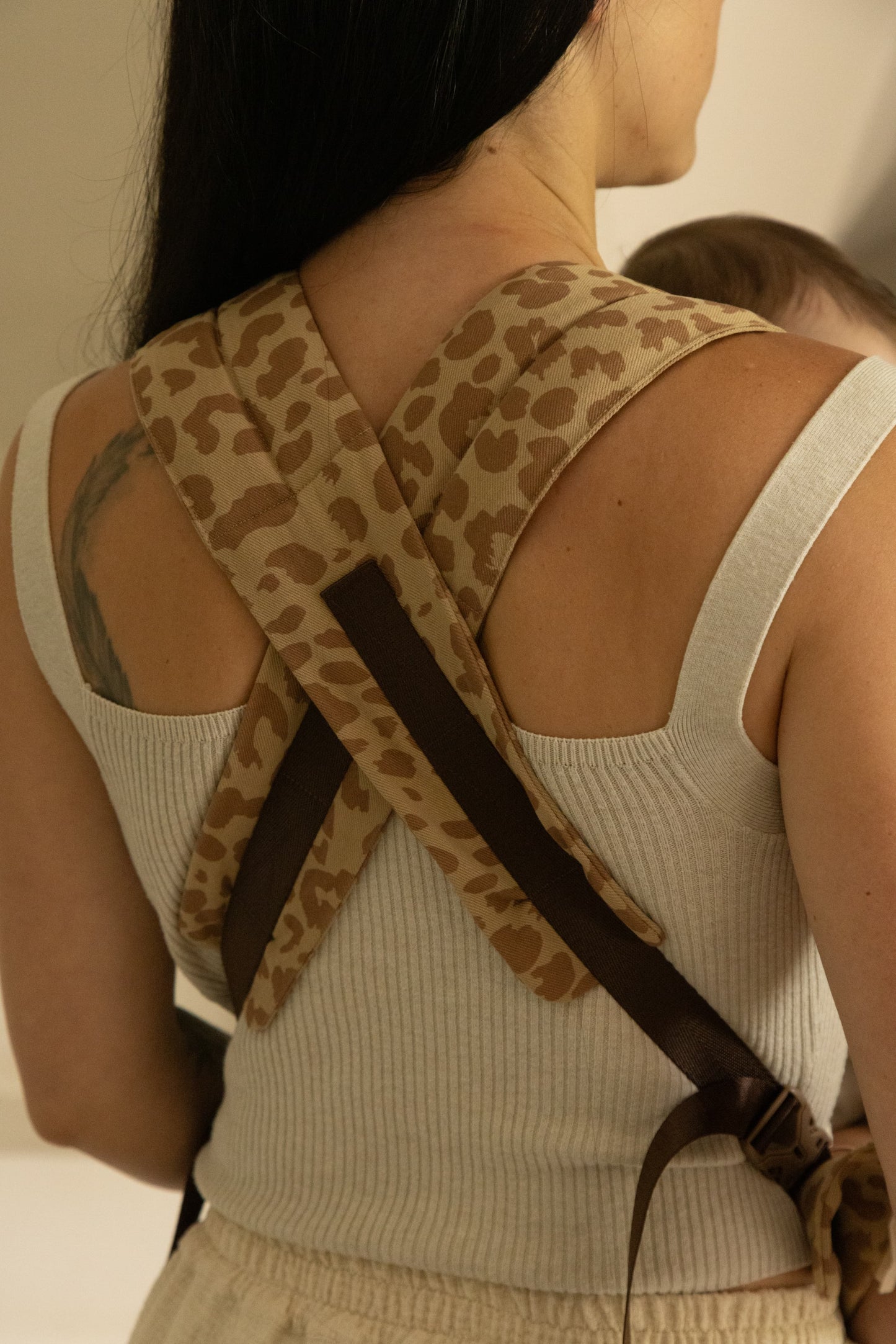 Latte Leopard - Lite Baby Carrier Ergonomic (3m+)